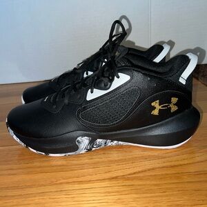 Under Armour black and white
Basketball Shoes